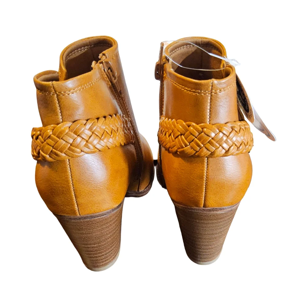 NWOT Size 6.5 BareTraps Charlotte Ankle Booties with Braided Detail in Chestnut
